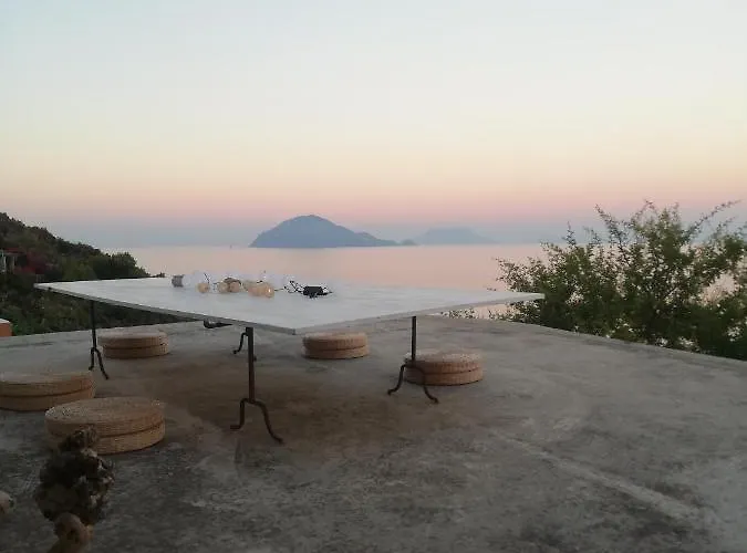 Bed & Breakfast Giardino Dei Carrubi- Al Gradino 365 Alicudi